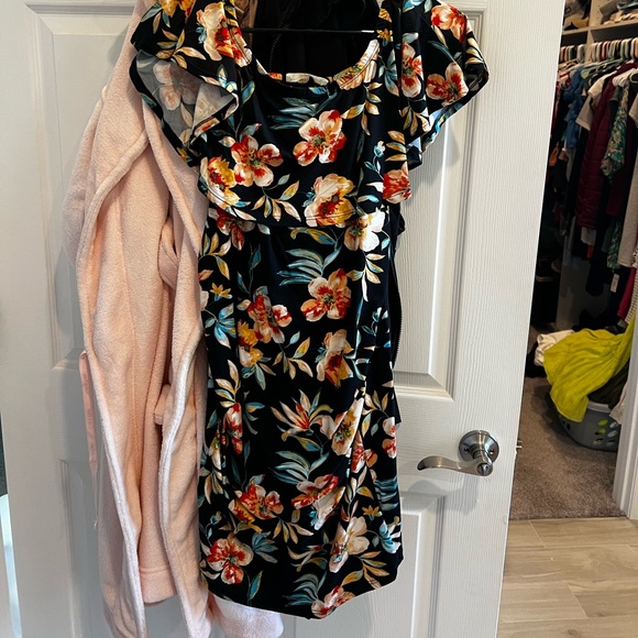 Tropical floral off the shoulder maternity dress - Picture 2 of 4